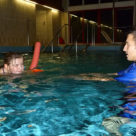 Kinder-Schwimmen Anfänger bei den ersten Schwimmzügen