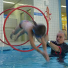 Kinder-Schwimmen Anfänger beim Springen