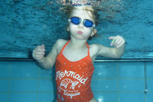 Kinder-Schwimmkurs Fortgeschrittene Schülerin beim Tauchen