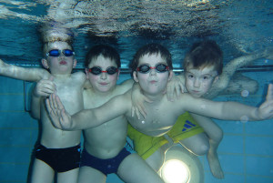 Kinder-Schwimmkurs Fortgeschrittene Gruppe beim Tauchen