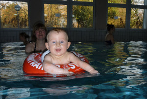 Baby-Schwimmkurs mit Schwimmreif