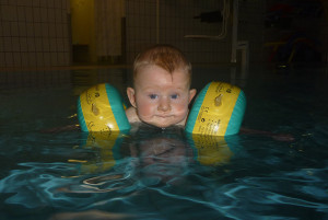 Baby-Schwimmkurs mit Schwimmflügeln