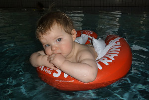 Baby-Schwimmkurs mit Schwimmreif 2